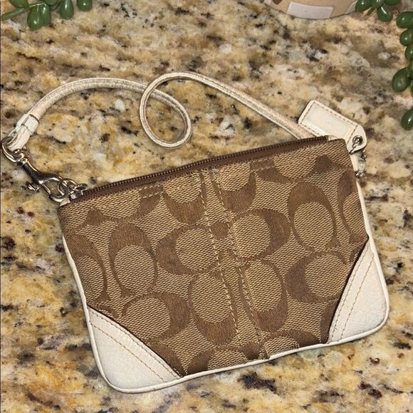 Vintage Signature C Coach Chic Brown and Cream Leather Patterned Wristlet - Picture 12 of 14